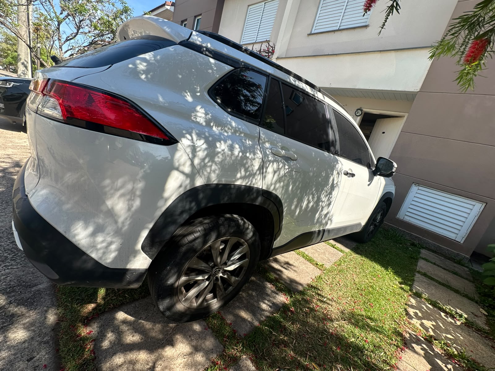 Toyota Corolla Cross XR 2022/2023 branco em vista lateral traseira